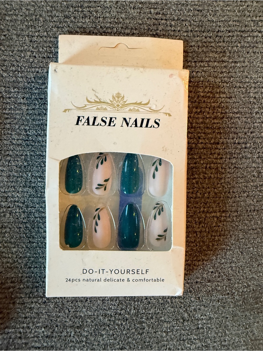 False Nails green & Cream Leaf Accent Press-On Set